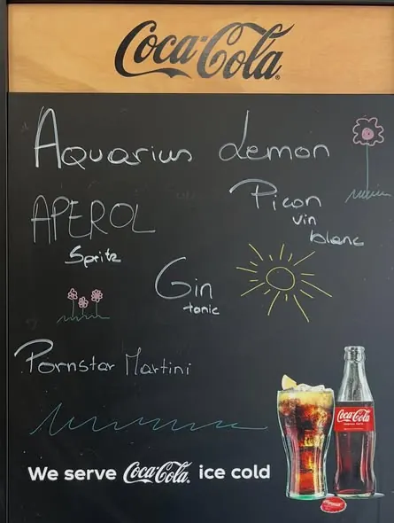 Krijtbord met Aperol Spritz, gin tonic en Picon